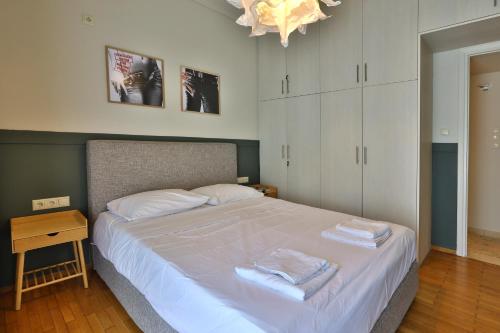 Cosy Glyfada Apartment Near the Sea with Parking and Workspace