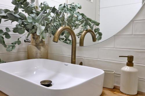 Cosy Glyfada Apartment Near the Sea with Parking and Workspace