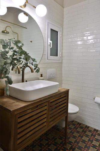 Cosy Glyfada Apartment Near the Sea with Parking and Workspace