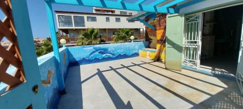 - une vue depuis le balcon d'une maison avec piscine dans l'établissement Top Residence Beach, à Santa Maria