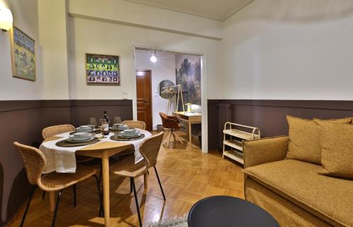 Cosy Glyfada Apartment Near the Sea with Parking and Workspace
