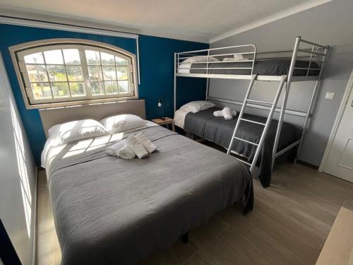 - une chambre avec 2 lits superposés et une fenêtre dans l'établissement Sun House II - Near Sintra - Kitchen - Poll, à Algueirão-Mem Martins