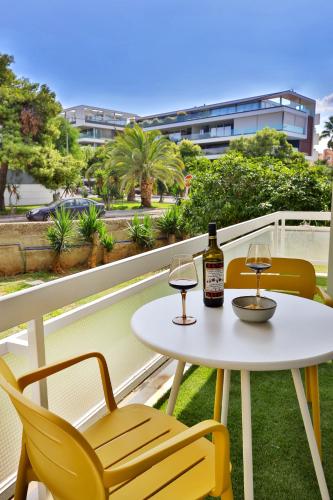 Cosy Glyfada Apartment Near the Sea with Parking and Workspace