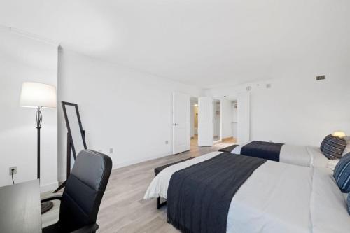 Postel nebo postele na pokoji v ubytování Boardwalk 2BR 3BA Condo by CozySuites