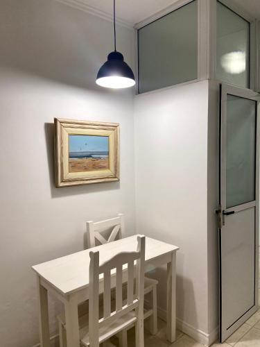 a dining room with a white table and chairs at Al Rio in Gualeguaychú