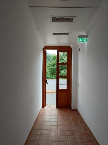 un pasillo vacío con una puerta en una habitación en Agriturismo Scialà, en Serramezzana