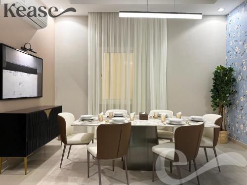 a dining room with a table and chairs at Kease Al-Mutamarat A-3 Timeless History GX37 in Riyadh