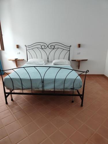 1 cama en una habitación con 2 mesitas de noche en Agriturismo Scialà, en Serramezzana
