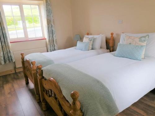 מיטה או מיטות בחדר ב-Hilltop Cottage