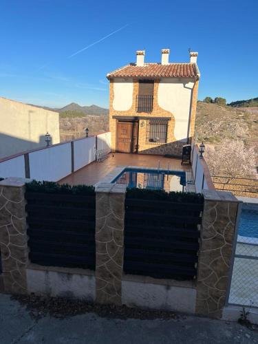 una casa con piscina frente a ella en Casa Rural - Vivienda Arado, 