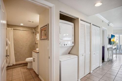 ein Bad mit einem WC, einem Waschbecken und einer Dusche in der Unterkunft Sunset Vistas 313N in St Pete Beach