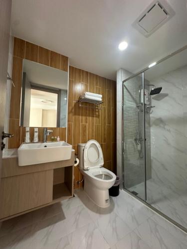 e bagno con servizi igienici, lavandino e doccia. di The One Chiang Mai Condo a Chiang Mai