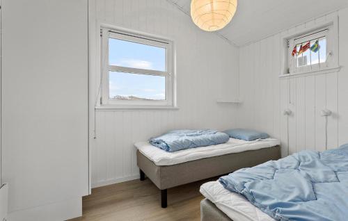 ロンストラップにあるNice Home In Hjrring With Saunaのベッドルーム1室(ベッド2台、窓付)