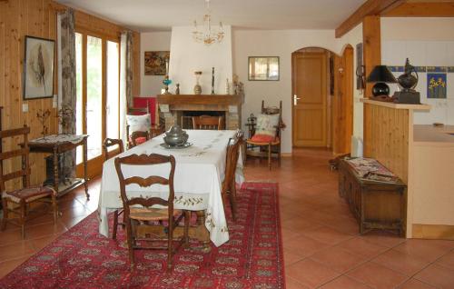 eine Küche mit einem Tisch und Stühlen im Zimmer in der Unterkunft 4 Bedroom Stunning Home In Louvie-juzon in Louvie Juzon