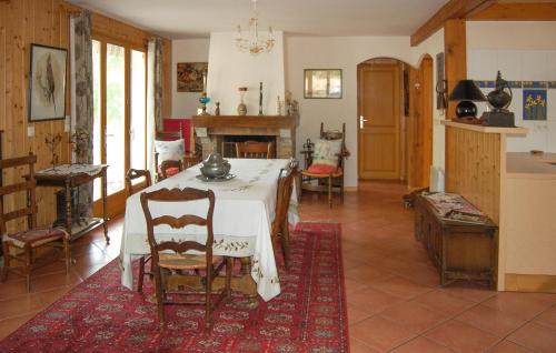 Η κουζίνα ή μικρή κουζίνα στο 4 Bedroom Stunning Home In Louvie-Juzon