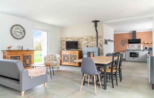 une cuisine et une salle à manger avec une table et des chaises dans l'établissement Lovely Home In Saint-Brevin-Les-Pins, à Saint-Brévin-les-Pins