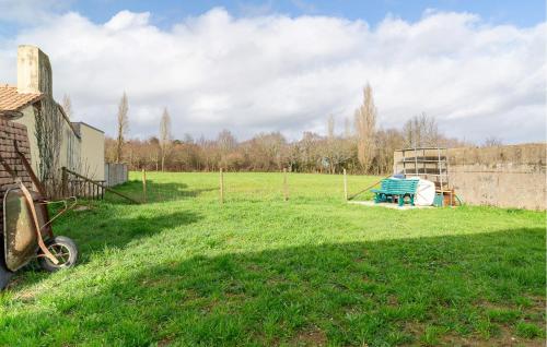 une cour avec un banc et une aire de jeux dans l'établissement Lovely Home In Saint-Brevin-Les-Pins, à Saint-Brévin-les-Pins