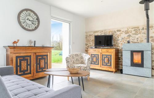 un salon avec un canapé et une horloge au mur dans l'établissement Lovely Home In Saint-Brevin-Les-Pins, à Saint-Brévin-les-Pins