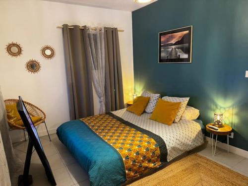 - une chambre avec un lit jaune et bleu dans l'établissement Maison jardin privatif au coeur d'une oliveraie, à Roquevaire