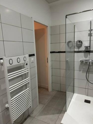 La salle de bains est pourvue d'une cuisinière et d'une douche en verre. dans l'établissement Maison avec piscine privative au coeur d'une oliveraie, à Roquevaire