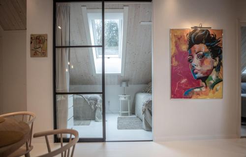 een kamer met een schilderij van een vrouw aan de muur bij Gorgeous Apartment In Lerum With Wifi in Lerum