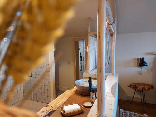 a bathroom with a sink and a counter top at Casa Tosca in Fátima