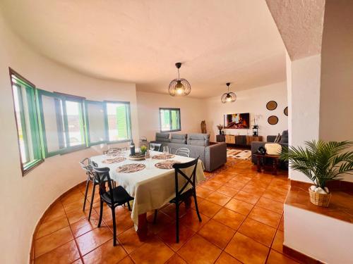 sala de estar amplia con mesa y sillas en La Asomada Suite Moon Lanzarote, en Tías