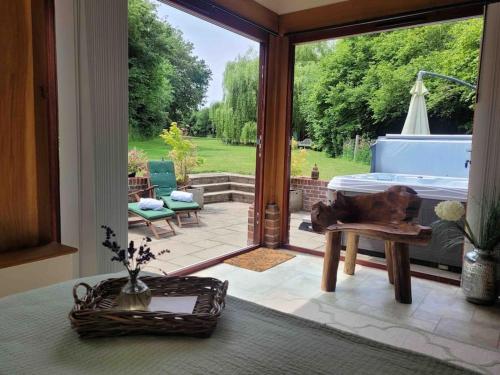 Gallery image of Honeysuckle Cottage with hot tub near Needham Market in Ipswich