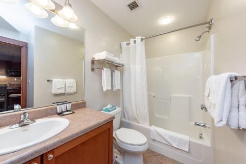 y baño con lavabo, aseo y ducha. en A215 One Bedroom Lake View, en Oakland