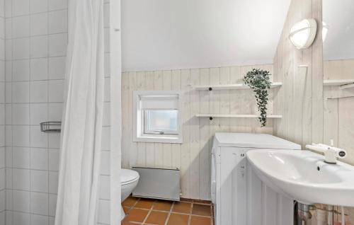 Baño blanco con lavabo y aseo en Beautiful Home In Fan With Wi-fi en Fanø