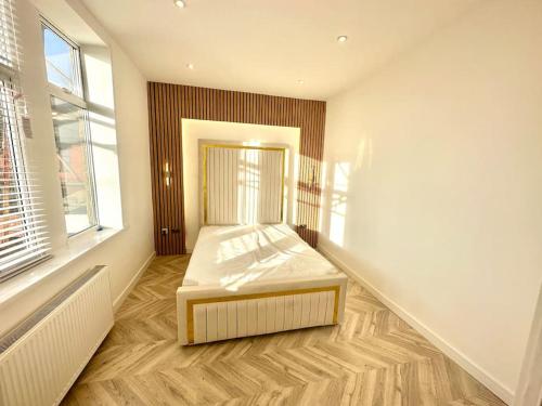 een slaapkamer met een bed in een kamer met een raam bij 2 bed sea view retreat in Monkwearmouth