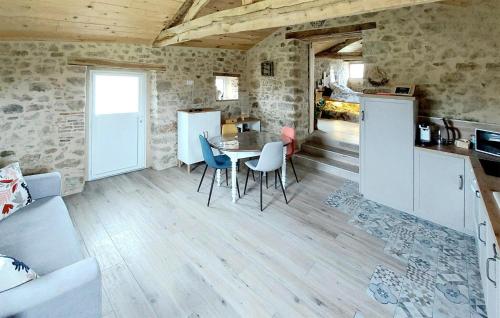 Dapur atau dapur kecil di Beautiful Home In Mauléon With Wi-Fi