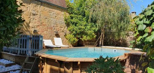 - une petite piscine dans une cour avec une clôture dans l'établissement Maison Domme Dordogne, à Domme