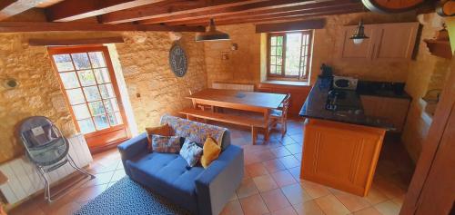 un salon avec un canapé et une table dans l'établissement Maison Domme Dordogne, à Domme