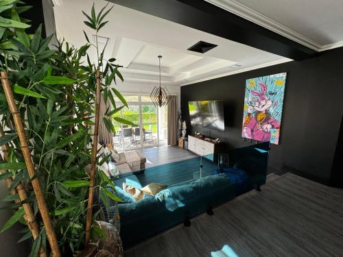 uma sala de estar com um sofá e uma televisão em Luxury Condo at Los Sueños Resort & Marina em La Mona