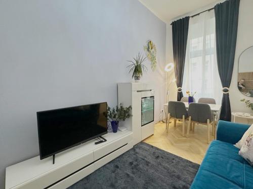 ein Wohnzimmer mit einem großen Flachbild-TV in der Unterkunft ST Apartment in Wien