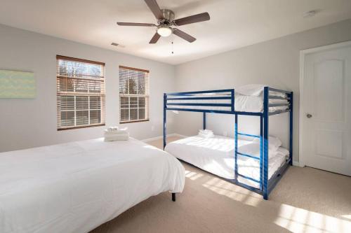 um quarto com 2 beliches e uma ventoinha de tecto em 3BDRm Home w/ KingBed_Pool_Wi-fi-Private em Charlotte
