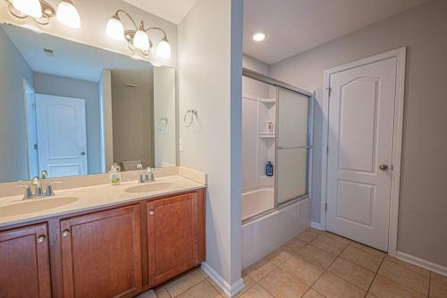 uma casa de banho com 2 lavatórios e um espelho grande em 3BDRm Home w/ KingBed_Pool_Wi-fi-Private em Charlotte