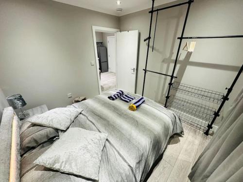 Una cama o camas en una habitación de Stylish and Luxury Flat in LND