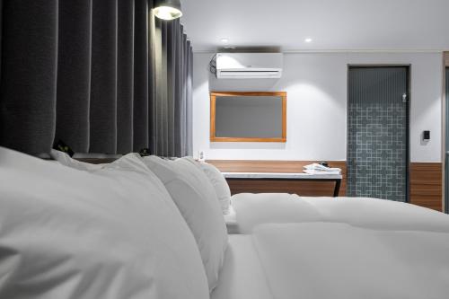 Postel nebo postele na pokoji v ubytování Jamsil Noblestay Hotel
