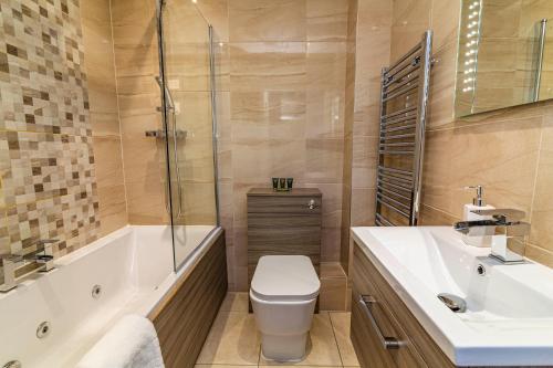 uma casa de banho com um WC, uma banheira e um lavatório. em Urban Elegance - 1-2 Bed Luxury City Retreat em Nottingham