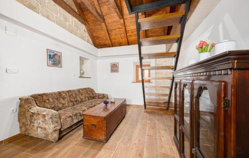 een woonkamer met een bank en een houten tafel bij 2 Bedroom Amazing Home In Obrovac Sinjski in Obrovac Sinjski