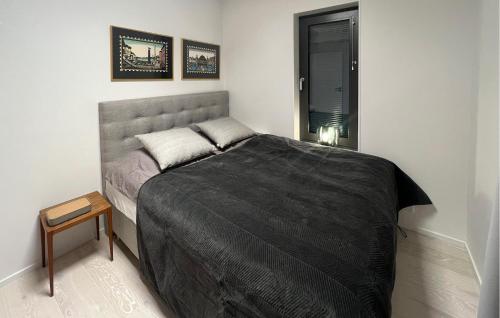 una camera con un grande letto di 2 Bedroom Gorgeous Apartment In Stockholm a Stoccolma