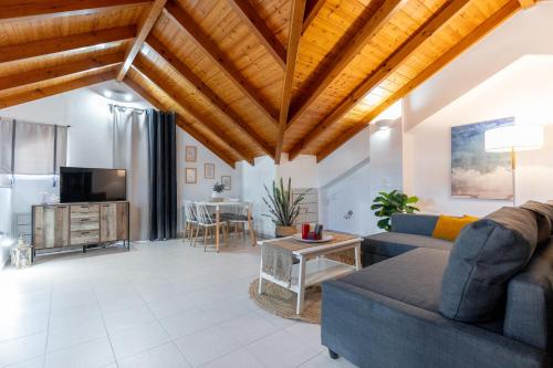 a living room with a couch and a table at Orizzonte in Lixouri