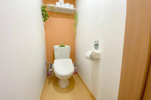 baño con aseo blanco en una habitación en Guest House HARU DREAM ABENO HOUSE, en Osaka