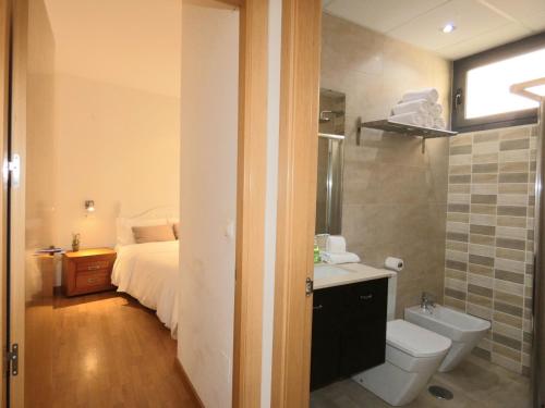 bagno con letto, servizi igienici e lavandino di Alicante apartamento centro ad Alicante