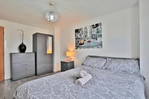 City View Apartment - Free Parking - Sleeps 6 - Near City Centre - by NMB Property 객실 침대