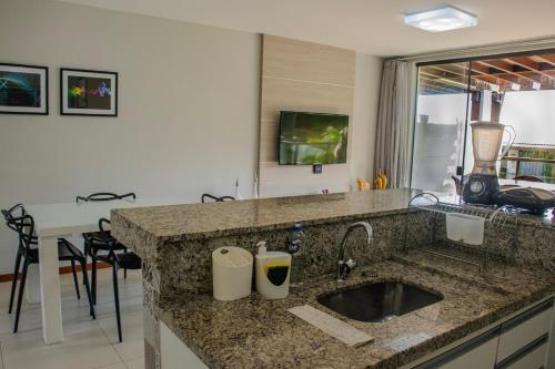 Η κουζίνα ή μικρή κουζίνα στο Imbassaí Apartments