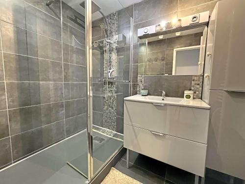 une salle de bain avec un lavabo et une douche dans l'établissement Superbe T3 proche plage avec loggia, Wifi, bien décoré - FR-1-646-45, à Berck-sur-Mer
