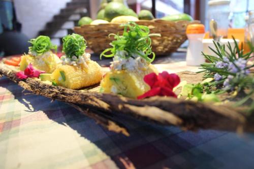 une assiette de nourriture assise sur une table dans l'établissement Inka Dream, à Cachora